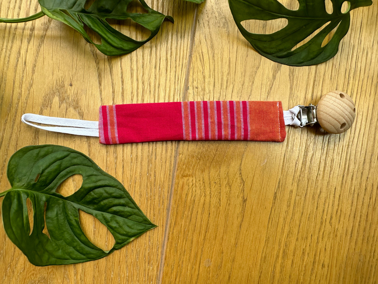 Attache tétine personnalisée "Cerise" en madras rouge