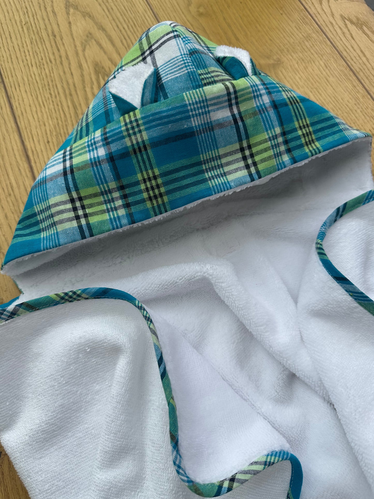 Cape de bain bébé en madras et éponge bambou