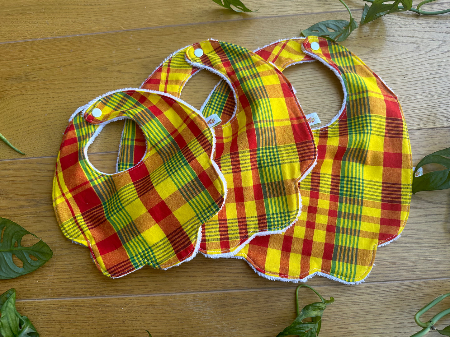 Lot de bavoirs pétales de fleur en madras