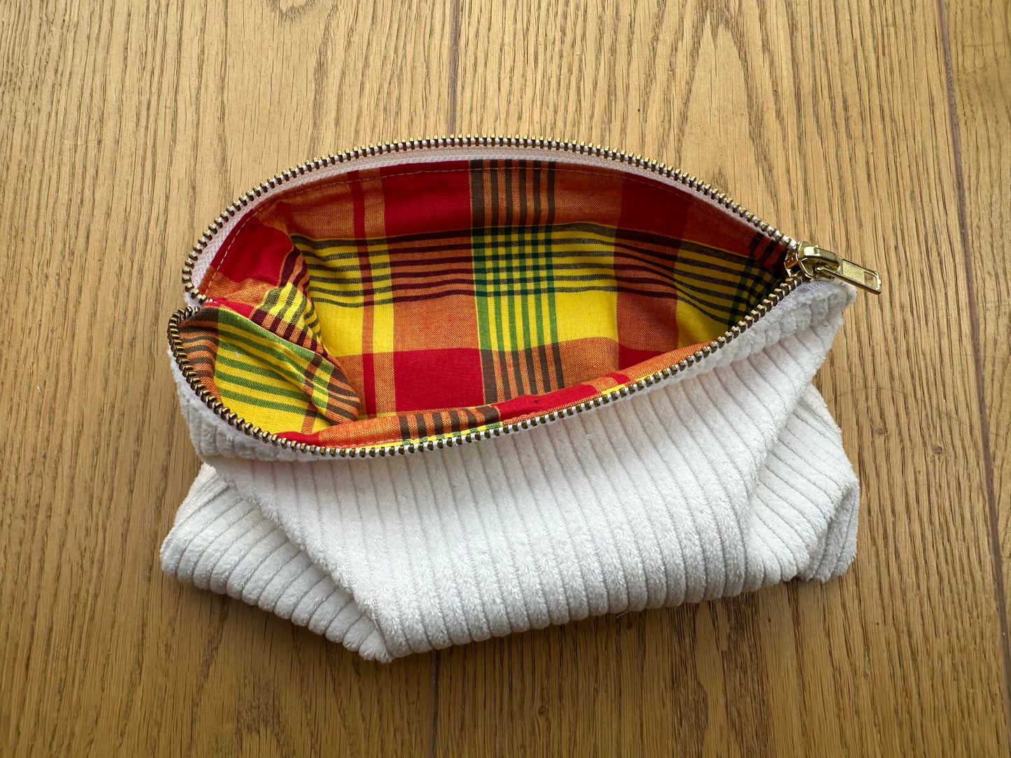 Pochette en madras et velours côtelé blanc (stock)