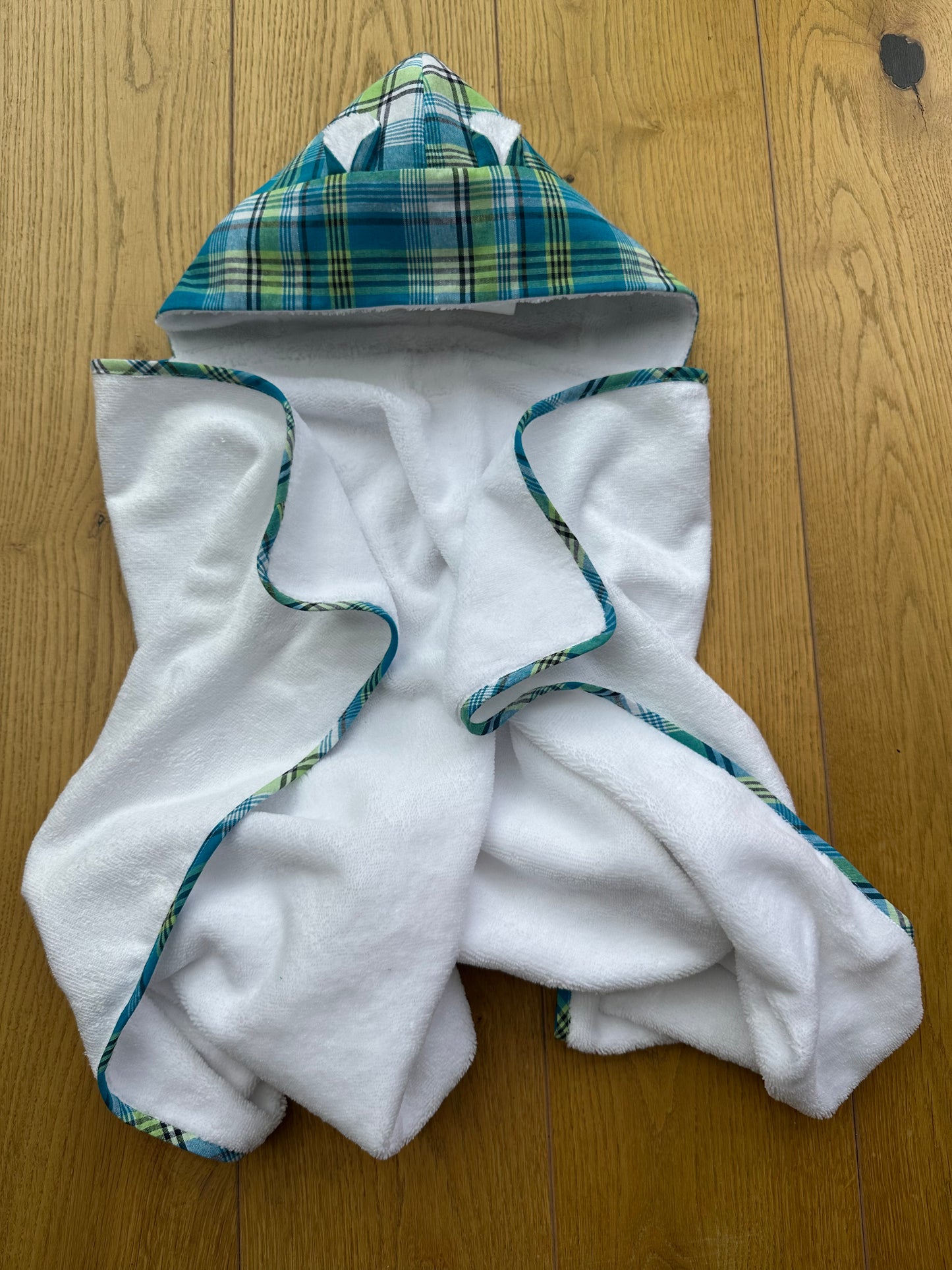 Cape de bain bébé en madras et éponge bambou